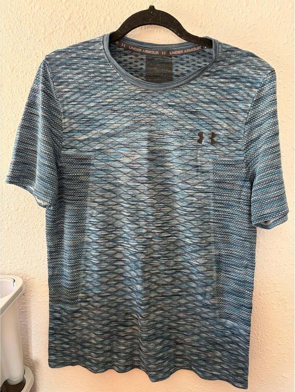 Men's Under Armour Seamless Tee. Best for a L. Pit to pit is 19in. One tiny snag